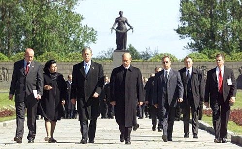 President Putin with US President George Bush laying a wreath at the Motherland monument in the Piskaryovo Memorial Cemetery.