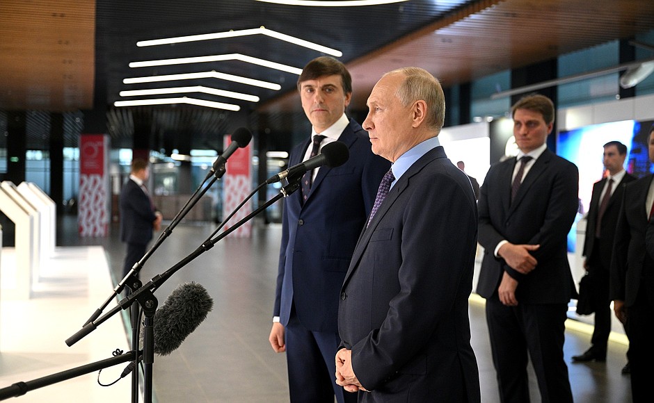 During his visit to the exhibition at the Intelligent Electronics – Valdai ISTC, Vladimir Putin participated, via video link, in an opening ceremony for the Federal Technology Park for Vocational Training in Kaluga. With Minister of Education Sergei Kravtsov.