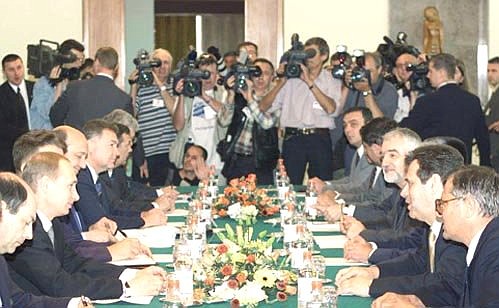 Российско-югославские переговоры в расширенном составе.