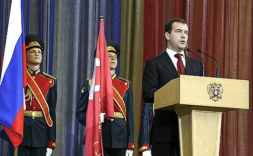 Во время выступления на торжественном концерте, посвящённом 64-й годовщине Победы в Великой Отечественной войне.