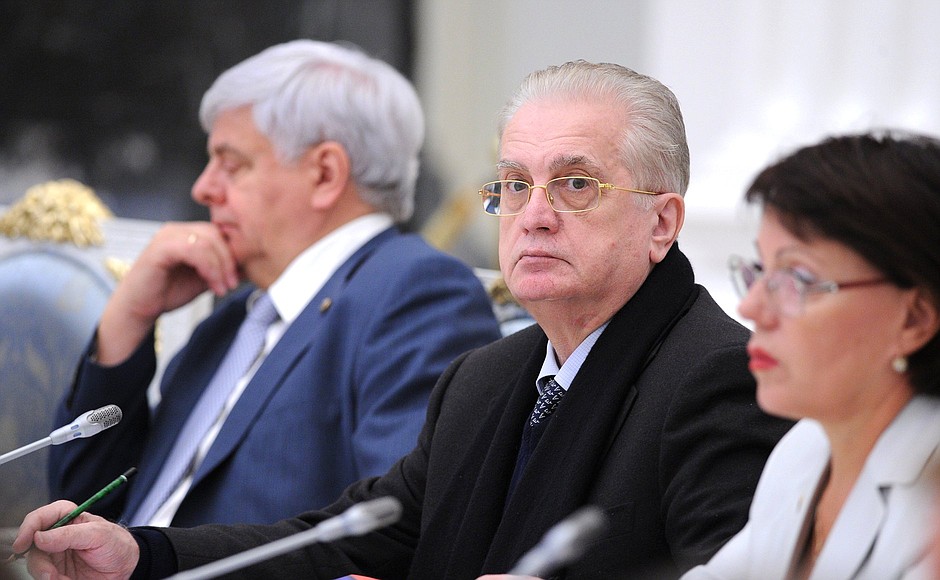 Генеральный директор Государственного Эрмитажа Михаил Пиотровский (в центре) перед началом заседания Совета при Президенте по науке и образованию.