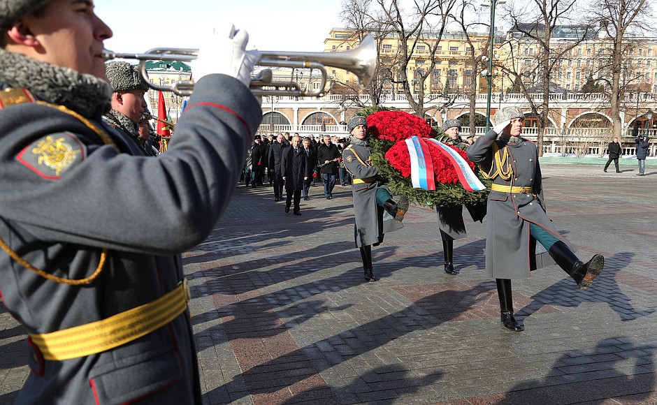 В День защитника Отечества Владимир Путин возложил венок к Могиле Неизвестного Солдата у Кремлёвской стены.