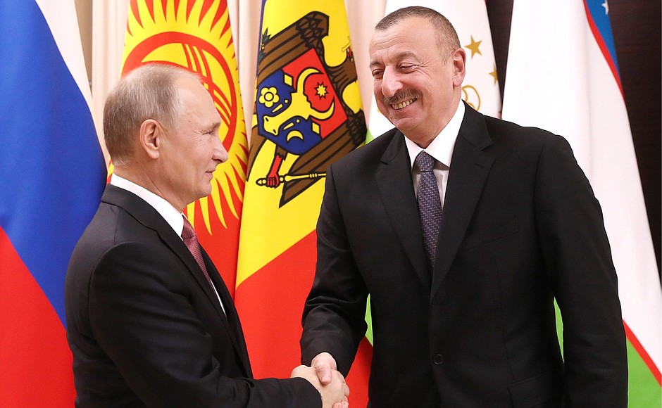 С Президентом Азербайджанской Республики Ильхамом Алиевым перед началом неформальной встречи глав государств СНГ.