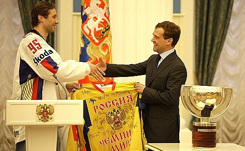 На встрече со сборной России по хоккею. Капитан сборной Алексей Морозов подарил Дмитрию Медведеву майку с автографами хоккеистов.