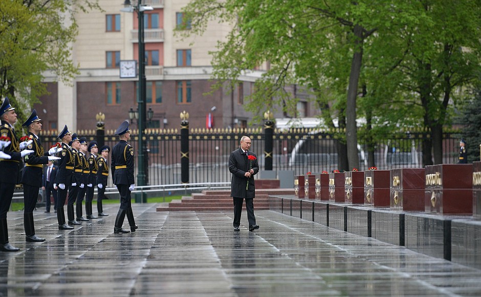 The President laid flowers at the obelisks of hero cities and the monument honouring the cities of military glory.