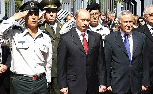 Welcoming ceremony for the Russian President. On the left hand of Mr Putin is President of Israel Moshe Katsav.