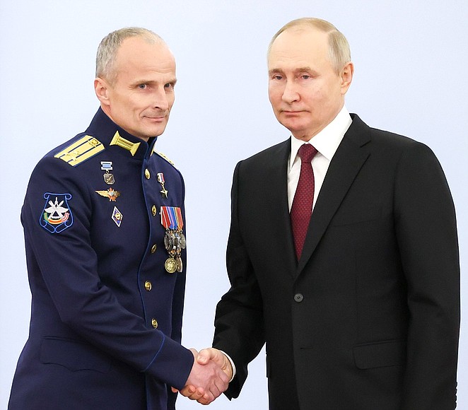 At the ceremony to present Gold Star medals to Heroes of Russia. With Colonel Maxim Stefanov, Head of the 267th Flight Research and Test Centre and Deputy Head of the 929th State Flight Test Centre of the Ministry of Defence.
