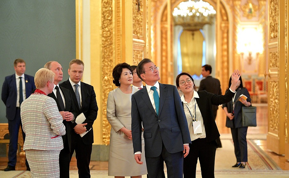 Following the talks, Vladimir Putin invited Moon Jae-in and his wife for a tour around the Grand Kremlin Palace.