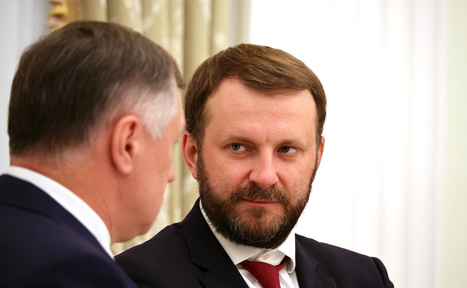 Aide to the President Maxim Oreshkin, right, and Deputy Prime Minister Marat Khusnullin before the meeting on construction industry development.