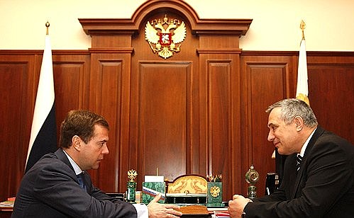 С полномочным представителем Президента в Сибирском федеральном округе Анатолием Квашниным.