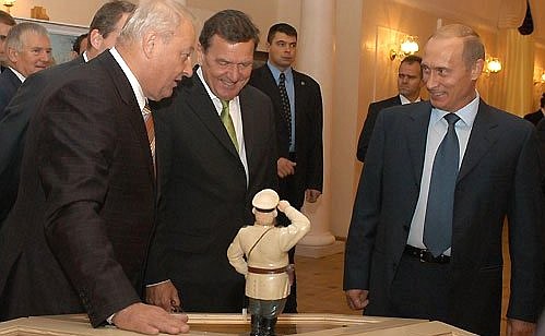 Before a meeting with Russian and German businessmen President Putin and German Chancellor Gerhard Schroeder, accompanied by Governor of the Sverdlovsk Region Eduard Rossel, looked at a collection of souvenirs made by Urals artisans from precious and semi-precious stones.