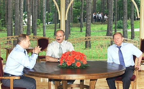Informal meeting with Belarusian President Alexander Lukashenko and Ukrainian President Leonid Kuchma.