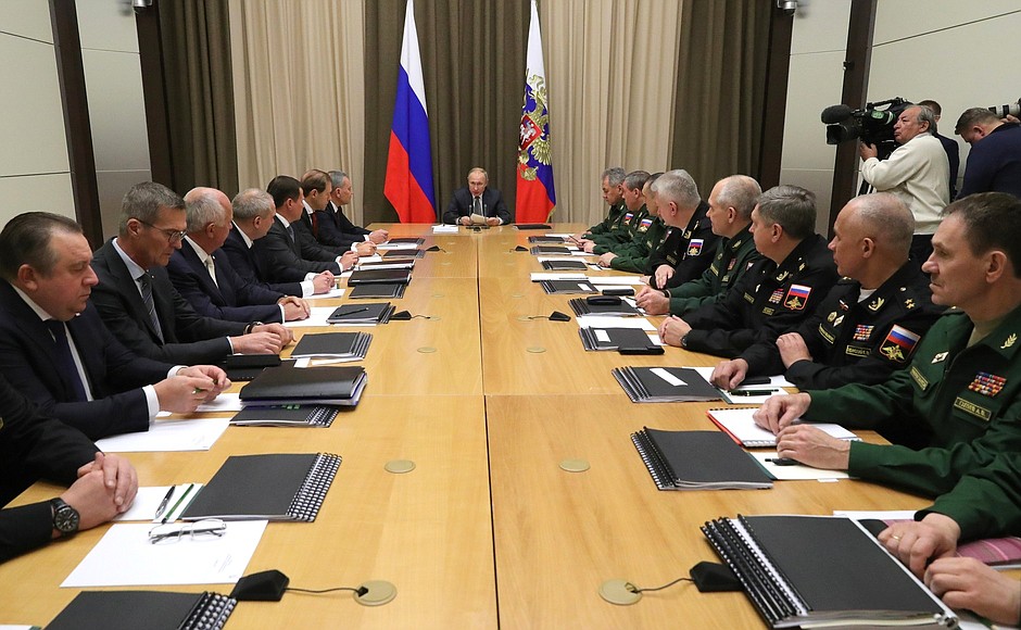 Meeting with senior officials of the Defence Ministry and top executives of defence industry enterprises on the development of the Russian Navy.