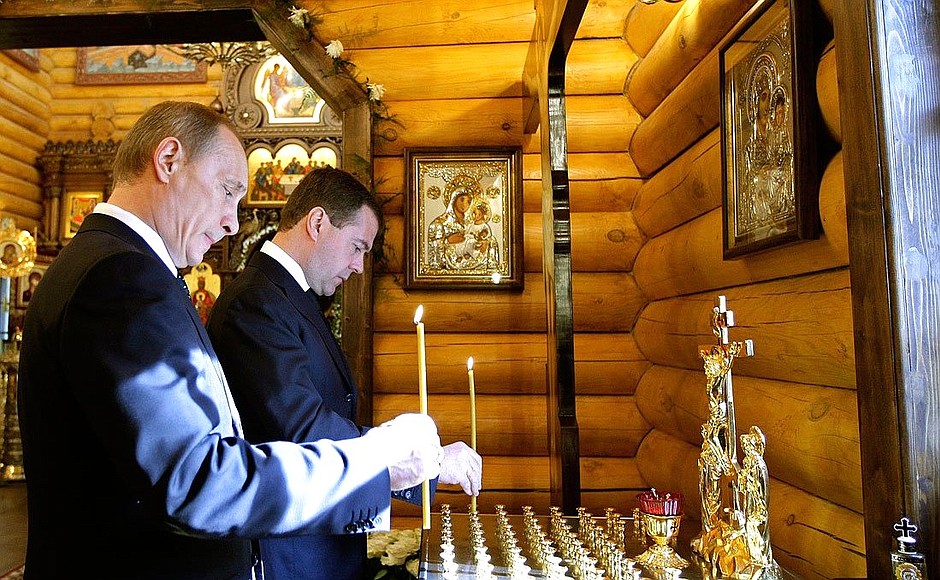 President Dmitry Medvedev and Prime Minister Vladimir Putin lit candles in the chapel of the President of Russia’s residence in memory of those killed in a plane crash near Smolensk.