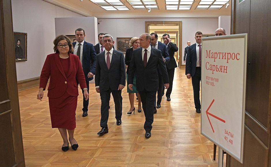 В Третьяковской галерее во время осмотра выставки художника Мартироса Сарьяна. С Президентом Армении Сержем Саргсяном.