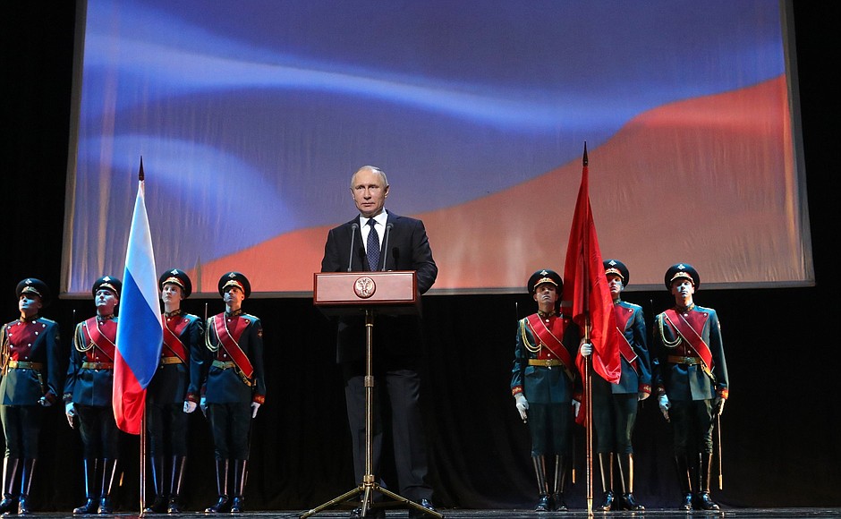 Владимир Путин присутствовал на торжественном спектакле-концерте «Слушай, страна, говорит Ленинград», посвящённом 75-летию полного освобождения Ленинграда от блокады.