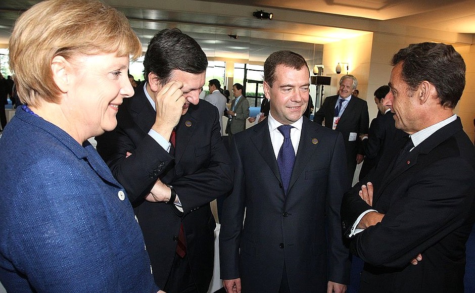 Перед началом саммита «Группы восьми». С Федеральным канцлером ФРГ Ангелой Меркель, Председателем комиссии Европейских сообществ Жозе Мануэлом Баррозу, Президентом Франции Николя Саркози.