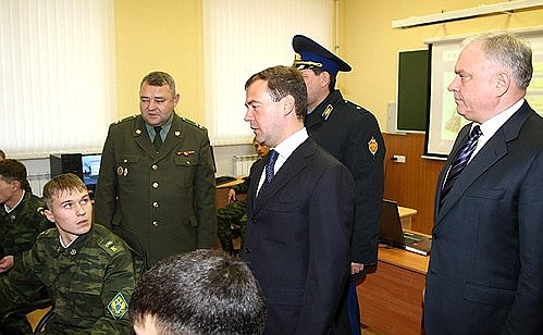 Во время посещения Курганского пограничного института ФСБ России. Президент осмотрел учебные помещения института.