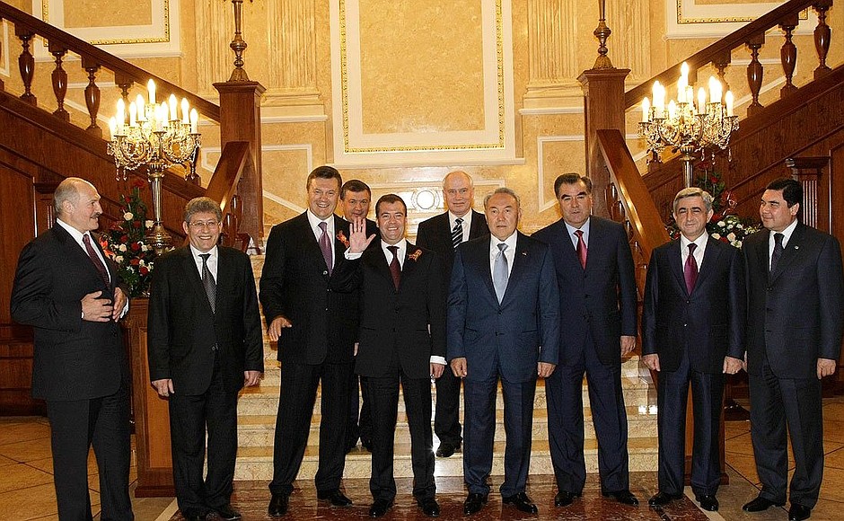 Участники неформального саммита Содружества Независимых Государств.