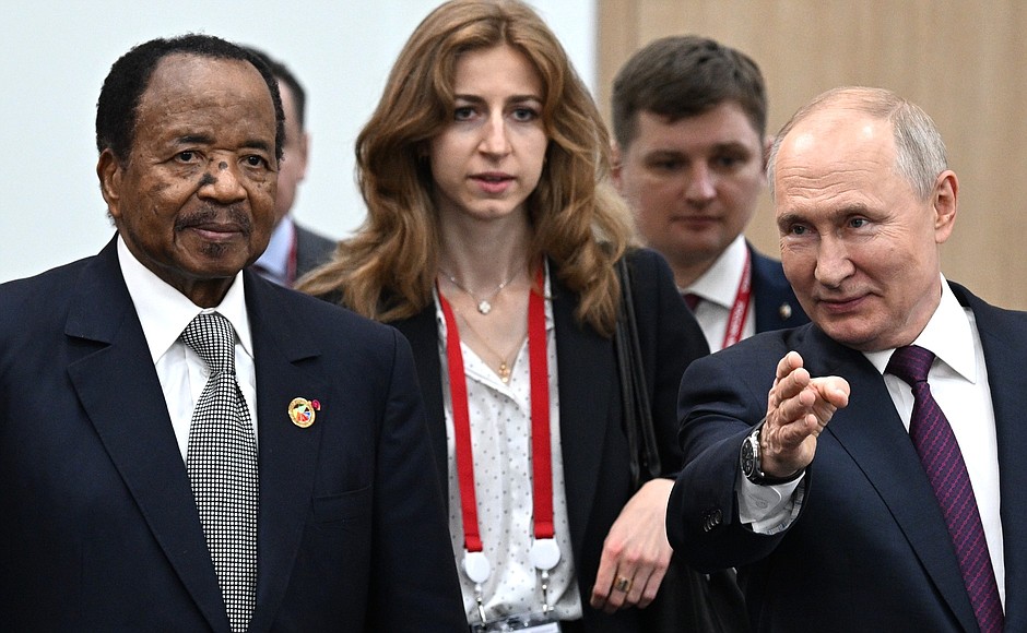 Перед началом встречи с Президентом Камеруна Полем Бийя (слева).