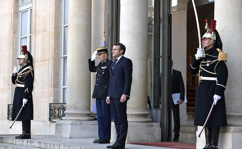 Президент Франции Эммануэль Макрон перед началом встречи в «нормандском формате».