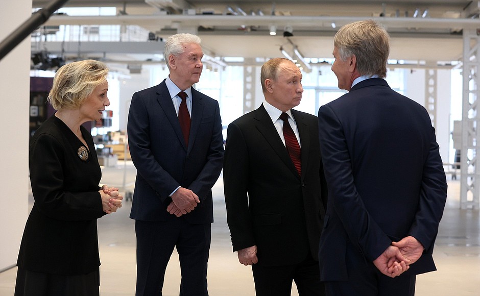 From left: with V-A-C General Director Teresa Mavica, Moscow Mayor Sergei Sobyanin and President of V-A-C Foundation and NOVATEK Board Chairman Leonid Mikhelson during the tour around the GES-2 House of Culture.