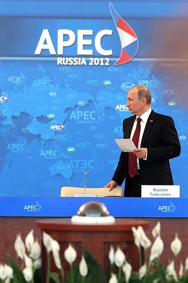 Перед началом второго рабочего заседания лидеров экономик форума АТЭС во Владивостоке.