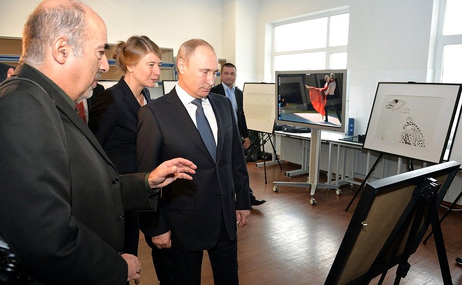 Владимир Путин осмотрел лабораторный комплекс Дальневосточного федерального университета.
