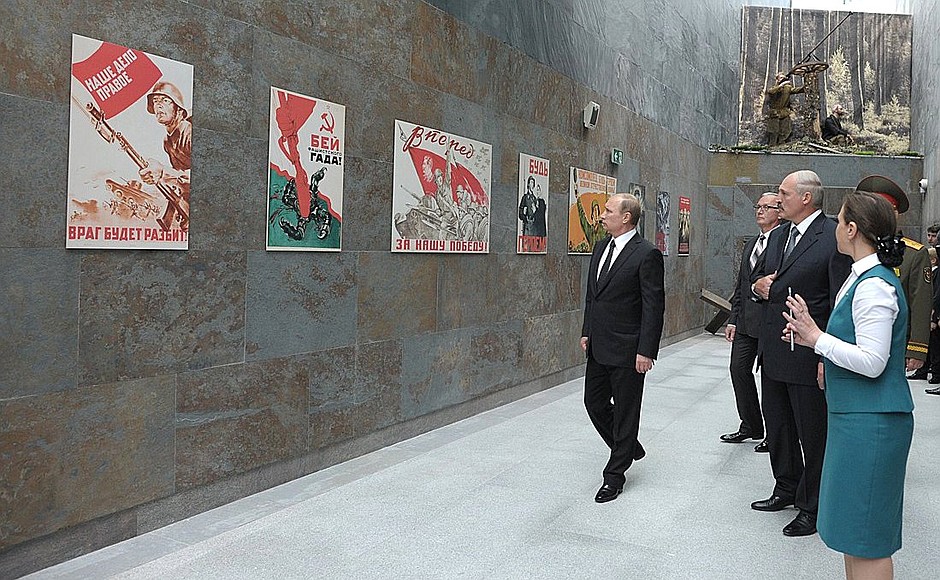 Во время осмотра экспозиции Белорусского государственного музея истории Великой Отечественной войны.