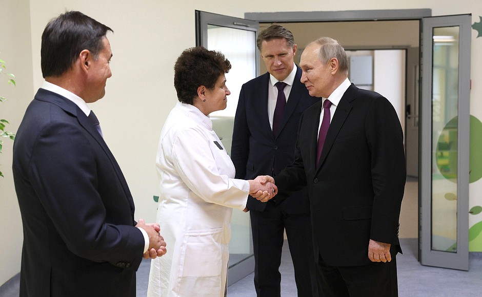 Visiting the Federal Children’s Rehabilitation Centre. With Healthcare Minister Mikhail Murashko (centre), Director of Children’s Clinical Hospital Yelena Petryaykina and Moscow Region Governor Andrei Vorobyov.