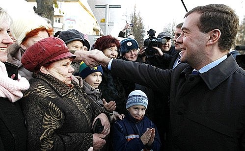 С жителями села Рогачёва.