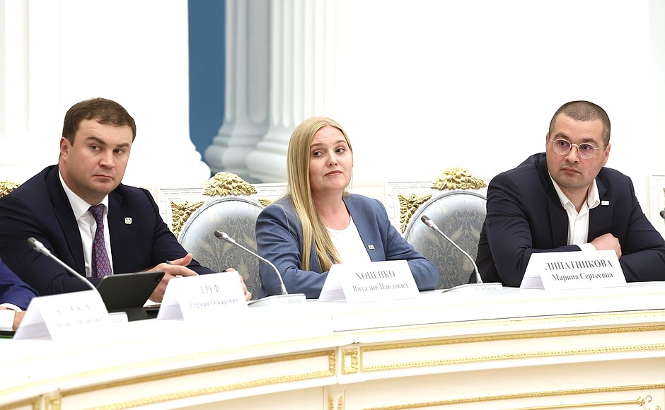 During the meeting of the Russia – Land of Opportunity autonomous non-profit organisation’s Supervisory Board. From left: Acting Governor of the Omsk Region Vitaly Khotsenko, finalist of the Leaders of Russia management competition (2018–2019); Marina Lipatnikova, participant in the Nastavnichestvo (Mentoring) programme of the Senezh Management Workshop and Director of the Bright private extracurricular centre (Vologda); and Dmitry Atamanov, winner of the Leaders of Russia management competition (2018–2019) and project manager of the Russia – Land of Opportunity autonomous non-profit organisation.