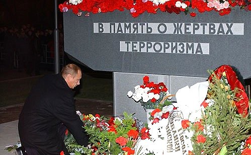 President Putin laying flowers at the memorial to the victims of the terrorist attack at the Dubrovka Theatre Centre.