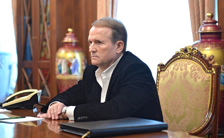 Viktor Medvedchuk at a meeting with Marianna Voloshina and Yekaterina Kornelyuk.