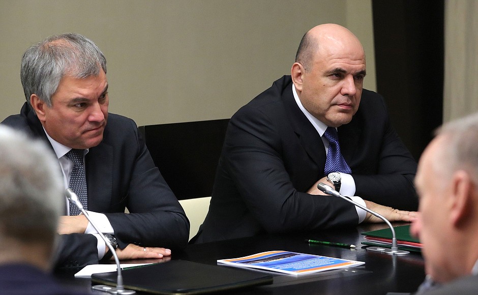Председатель Правительства Михаил Мишустин (справа) и Председатель Государственной Думы Вячеслав Володин перед началом совещания с постоянными членами Совета Безопасности.