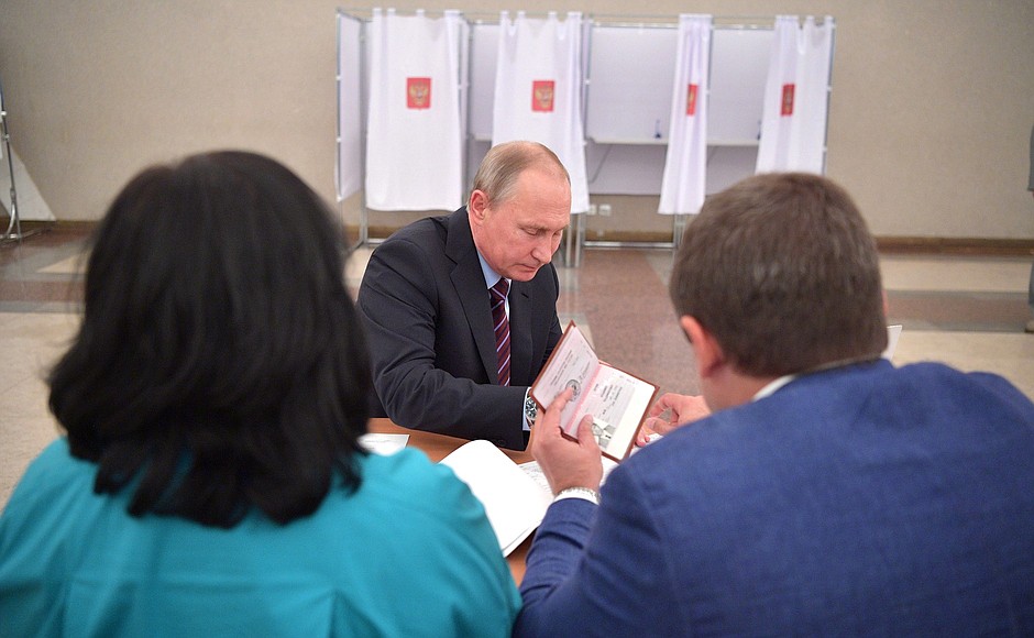 At the polling station No. 2151 in Moscow's Gagarinsky District.