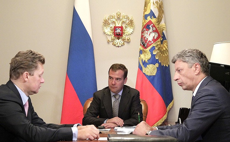 С председателем правления компании «Газпром» Алексеем Миллером и министром энергетики и угольной промышленности Украины Юрием Бойко.