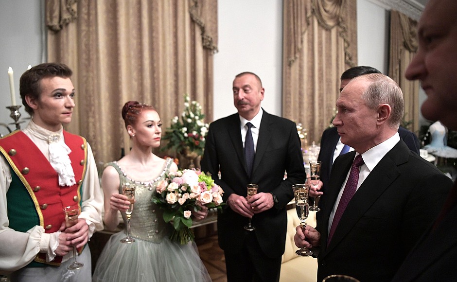 После просмотра балета «Щелкунчик» Владимир Путин и участники неформального саммита СНГ встретились с труппой Мариинского театра.