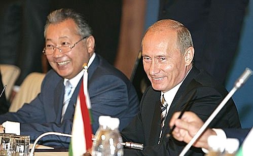 Главное событие саммита Шанхайской организации сотрудничества – подписание Договора о долгосрочном добрососедстве, дружбе и сотрудничестве государств-членов ШОС. Слева – Президент Киргизстана Курманбек Бакиев.