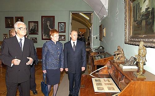 President Putin and Finnish President Tarja Halonen on a guided tour of an exposition at the Russian Literature Institute.