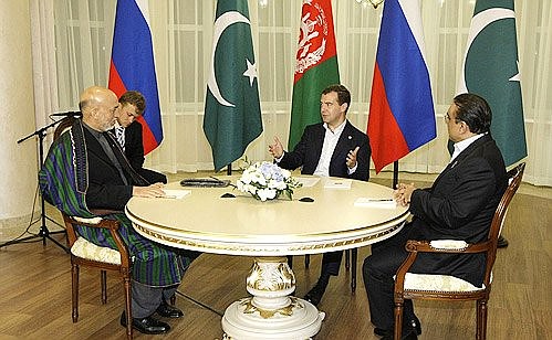 С Президентом Исламской Республики Афганистан Хамидом Карзаем (слева) и Президентом Исламской Республики Пакистан Асифом Зардари.