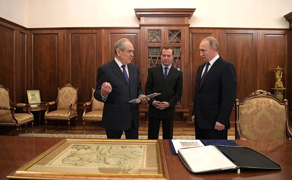 Vladimir Putin presented Mintimer Shaimiyev with a map of ancient Tartary by 17th century Dutch cartographer Willem Blaeu.