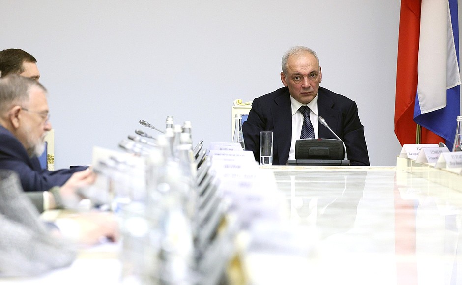 Заместитель Руководителя Администрации Президента Магомедсалам Магомедов в ходе заседания президиума Совета по межнациональным отношениям.