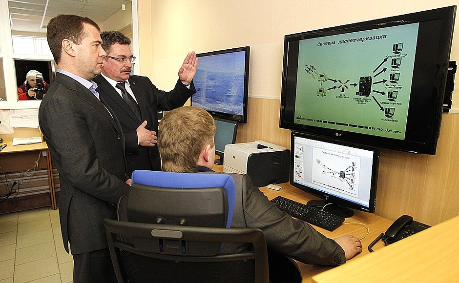 Dmitry Medvedev visited the mining and transport operations control room at the Apatit apatite-nepheline mining company’s Vostochny Mine.