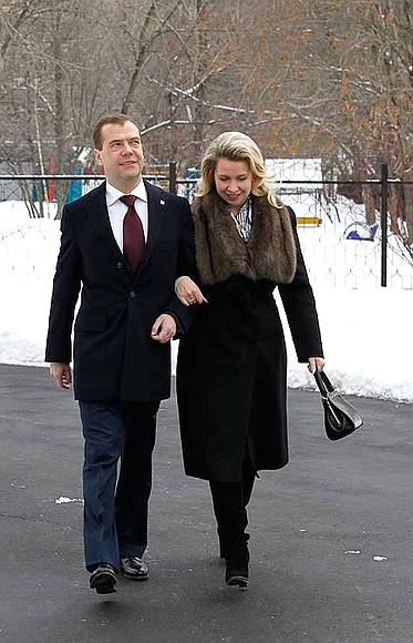 Дмитрий и Светлана Медведевы проголосовали на избирательном участке на западе Москвы.