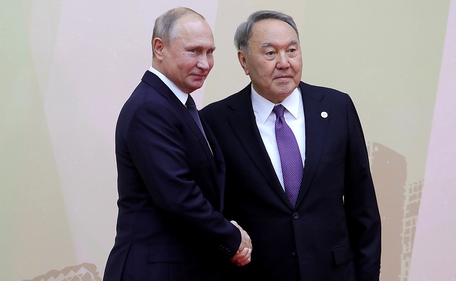 С Президентом Казахстана Нурсултаном Назарбаевым перед началом заседания Совета коллективной безопасности ОДКБ.
