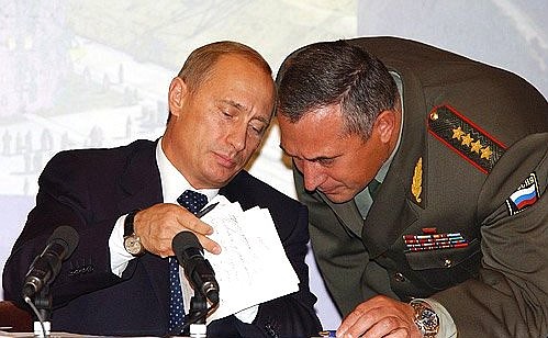С начальником Генерального штаба Анатолием Квашниным во время совещания с руководящим составом Вооруженных Сил.