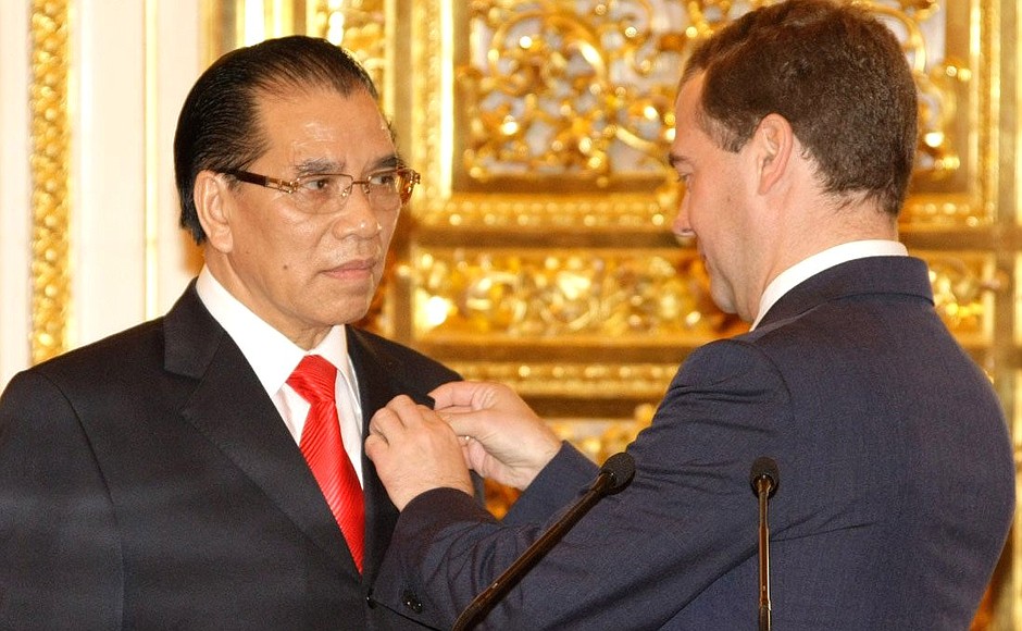 На церемонии награждения медалью Пушкина Генерального секретаря центрального комитета коммунистической партии Вьетнама Нонг Дык Маня.