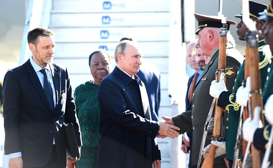 Владимир Путин прибыл в ЮАР для участия в Десятом саммите БРИКС.