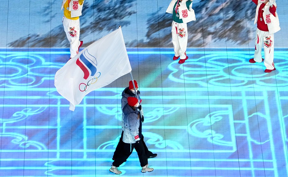 Российские спортсмены на Национальном стадионе в Пекине («Птичье гнездо») в ходе церемонии открытия XXIV зимних Олимпийских игр.